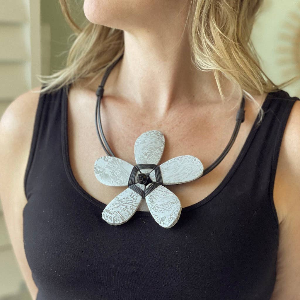 Suzie Blue Canada - Large Wooden Flower Necklace: Black